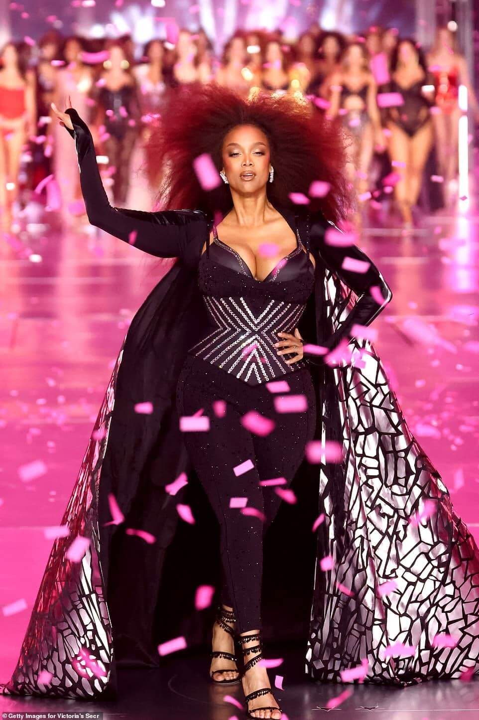 Тайра Бэнкс рассказала о своем культовом возвращении на показ Victoria's Secret Fashion Show в начале этой недели, спустя почти два десятилетия после того, как она ушла с ежегодного подиума бренда нижнего белья, чтобы заняться другими развлечениями.