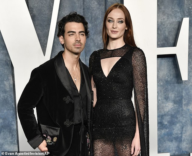 Актриса вышла замуж за певца Jonas Brothers Джо в 2019 году, и у бывшей пары двое детей: четырехлетняя Уилла и двухлетняя Дельфина.