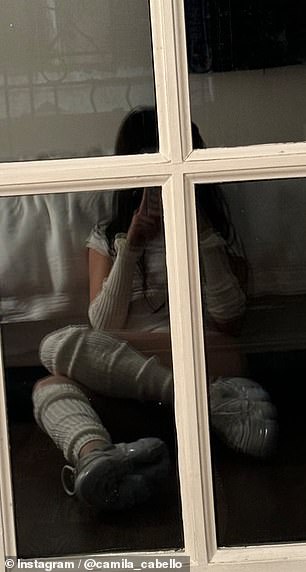 В подписи к своим почти 65 миллионам подписчиков она написала: «@grounds.official и я вместе создали нашу собственную синюю обувь для часов, вдохновленную c,xoxo и голубыми цветами неба Майами после заката».