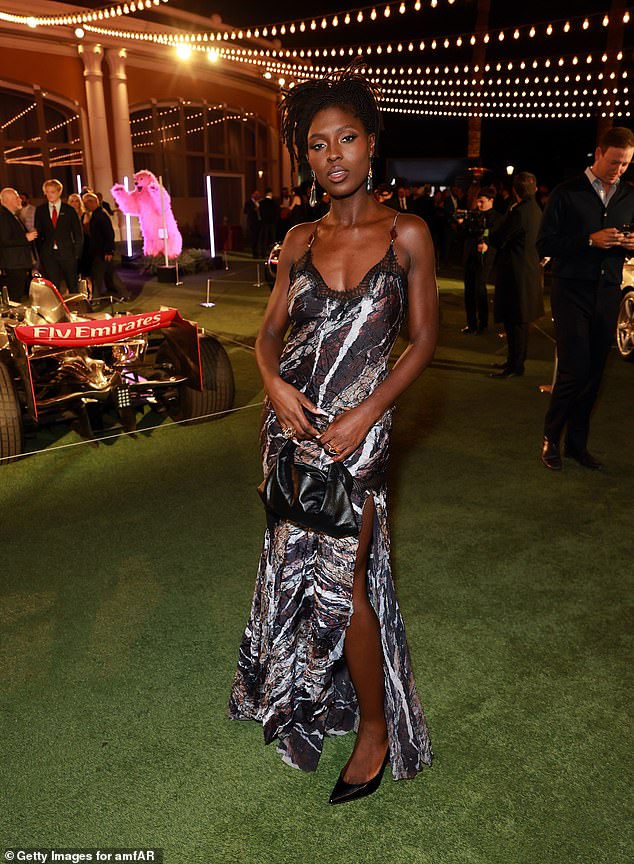 Кинозвезда излучала уверенность, демонстрируя ногу в платье с разрезом до бедер, под которым по этому случаю она обнажилась без лифчика.