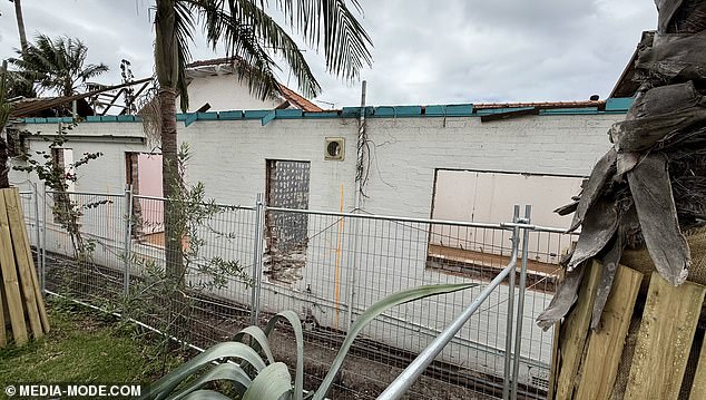 В доме будет три спальни, домашняя сауна, душ на открытом воздухе, «зеленая крыша» и домашняя студия.