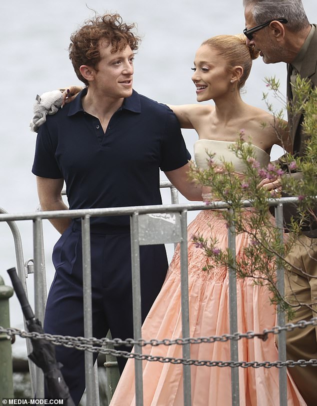 Ариана Гранде и ее бойфренд Итан Слейтер обнимаются, покидая фотосессию Wicked в Сиднее.