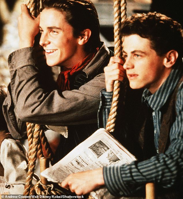 Когда Дэвиду (справа) было 17 лет, он снялся в мюзикле «Новости» 1992 года о забастовке газетчиков на рубеже 20-го века с Кристианом Бэйлом в главной роли (слева).