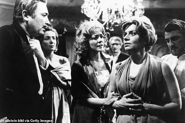Вместе они создали «Виридиану» (1961), «Ангел-истребитель» (1962) и «Симон из пустыни» (1965); Пиналь на кадре в 1961 году.