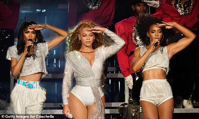 Группа Destiny's Child первоначально сформировалась в 1990 году, хотя коммерческого успеха они не добились до выпуска трека 1998 года No, No, No (Бейонсе и Роуленд на фото с Мишель Уильямс в 2018 году).