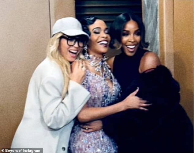 Destiny's Child воссоединились для редкого появления в пятницу вечером, когда Бейонсе и Келли Роуленд отправились на Бродвей, чтобы посмотреть Мишель Уильямс в фильме «Смерть ей становится»