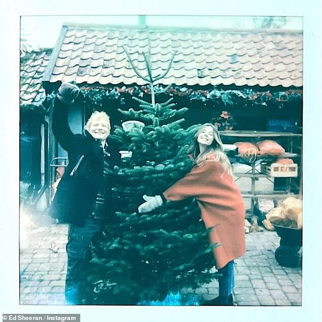 Эда Ширана позировали со звездой «Бриджертона» Клаудией Джесси, когда он поделился закадровыми снимками со съемок видео на свою новую рождественскую песню Under The Tree.
