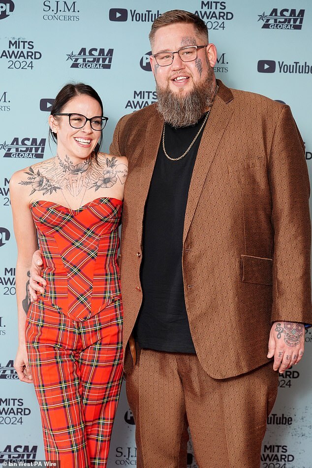 Rag'n'Bone Man, настоящее имя которого Рори Грэм, наконец-то говорит «Да» своему давнему партнеру Зои Бердсолл (на снимке вместе на прошлой неделе).