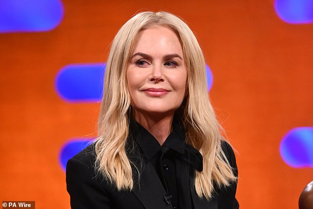 57-летняя австралийская актриса появилась на давнем британском ток-шоу и шокировала 61-летнего ведущего после того, как он дерзко сравнил ее старые рекламные фотографии 1980-х годов с ее нынешним внешним видом.