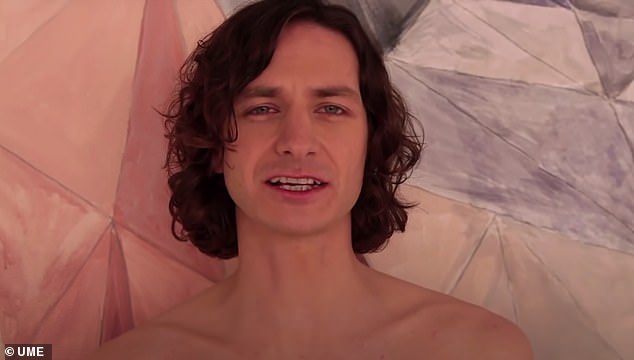 Готья наиболее известен своим культовым хитом «Somebody That I Used to Know» (на фото), но некоторые поклонники могут быть удивлены, узнав, что инди-музыкант не заработал на этом треке ни копейки.