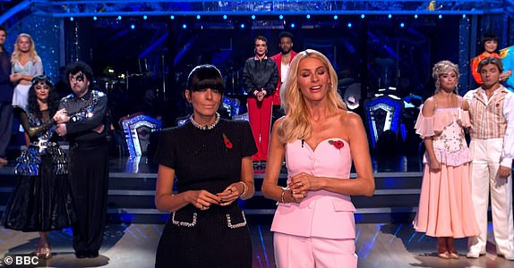 Последние обновления результатов Strictly Come Dancing показывают, что Пит, Сэм и Крис завершают живое выступление внизу после танцев Icons Week.