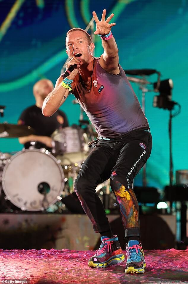 Разъяренные фанаты Coldplay обратились в социальные сети, чтобы раскритиковать группу за то, что она переняла удивительный австралийский обычай на своих аншлаговых выступлениях на стадионах по всей стране. На фото: фронтмен Coldplay Крис Мартин выступает в Перте в 2023 году.