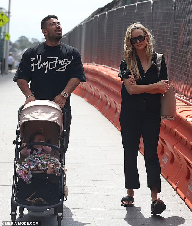 Симона Хольцнагель и ее бывший Джоно Кастано продолжают воспитывать свою маленькую дочь, несмотря на резкий разрыв. Оба на фото