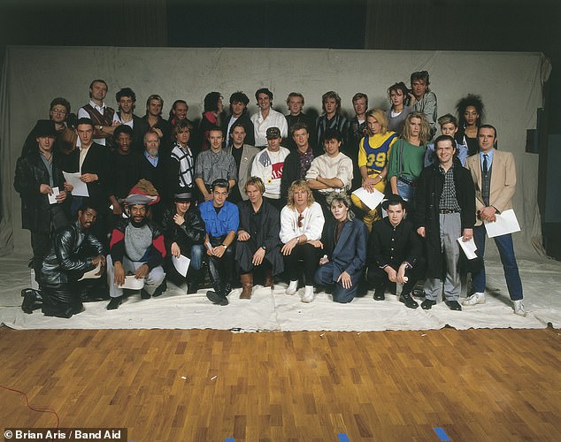 Band Aid вернулся с совершенно новой версией, чтобы отметить 40-летие культового благотворительного трека (на фото звезды оригинального трека 1984 года).