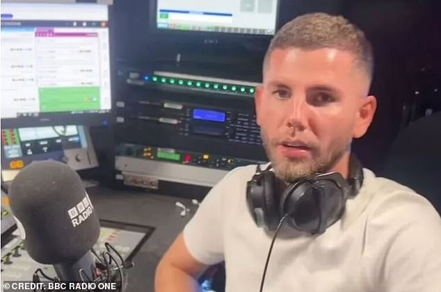 Диджей, который появляется в сети BBC с 2021 года, вел передачу ежедневно с 13:00 до 15:30 до февраля этого года, когда съемочная группа пожаловалась на работу с ним.