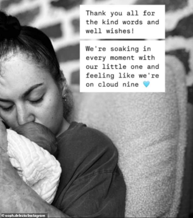 В сентябре жертва двойной автокатастрофы опубликовала в Instagram Stories милые черно-белые фотографии, на которых она обнимает свой комочек радости.