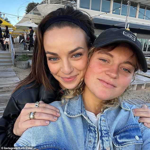 Известная как одна из лучших подруг Эбби Чатфилд (слева), квир-художница в воскресенье зашла в свой Instagram, чтобы поделиться видео, где она тусуется с американским певцом.