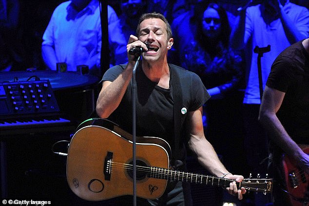 Ее отец, Крис, является солистом и ритм-гитаристом рок-группы Coldplay, получившей премию Грэмми.