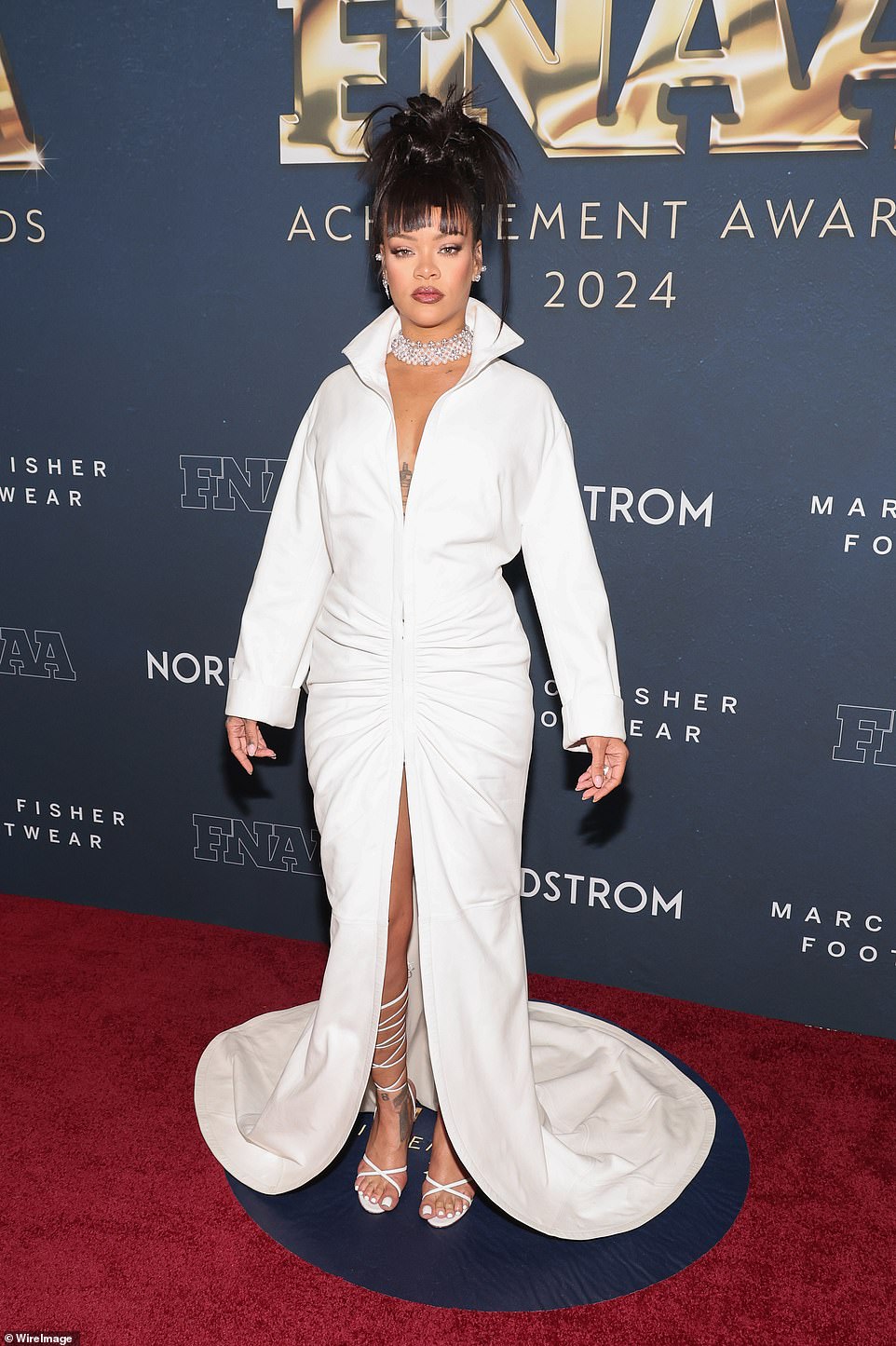Девятикратная обладательница премии Грэмми, 36 лет, которая не выпускала альбомы почти десять лет, была поражена глубоким платьем с белым воротничком, которое демонстрировало ее обширное декольте.