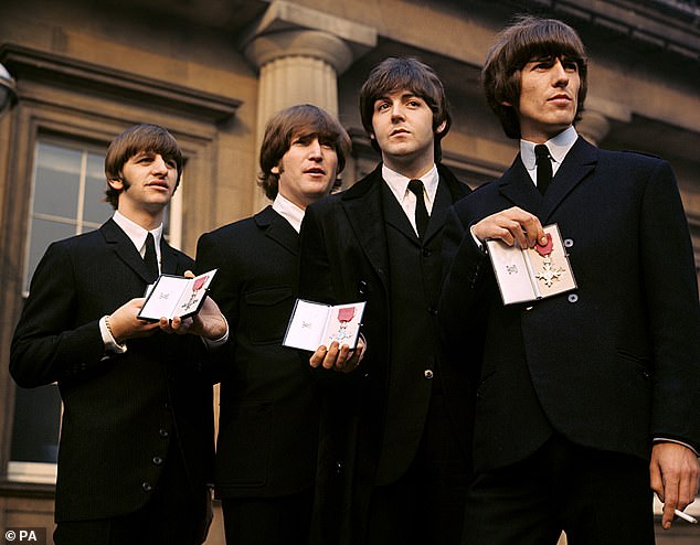 В документальном сериале рассказывается о дебюте The Beatles в США в 1964 году на фоне безумия фанатов и их беспрецедентного роста мировой известности, которую часто называют битломанией; (Слева) Ринго Старр, Джон Леннон, Маккартни и Джордж Харрисон на фото 1965 года.