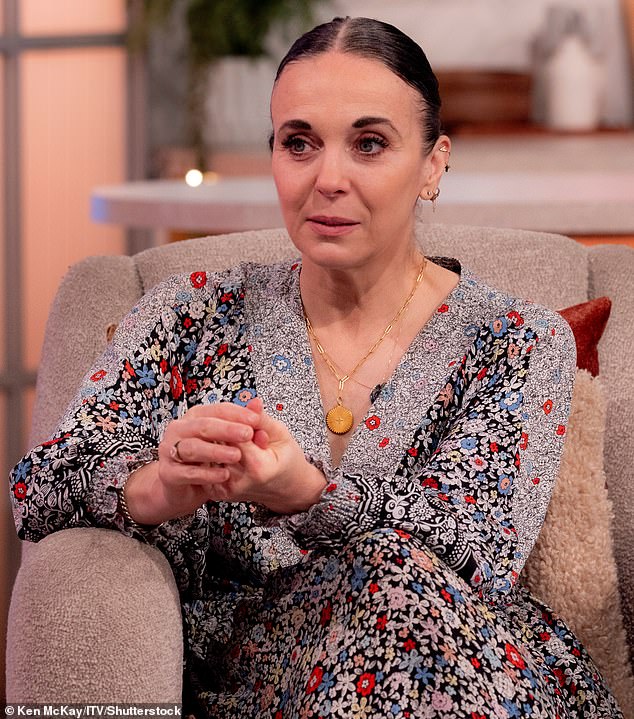 Аманда внезапно покинула шоу всего на пятой неделе прошлогоднего сериала, сославшись на личные причины, прежде чем обвинить танцовщицу в «подлом» и «жестоком» поведении.