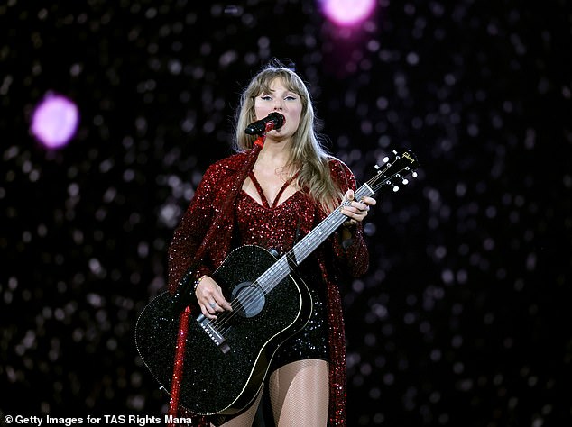 Начав в пятницу свое последнее выступление в рамках Eras Tour в Ванкувере, Британская Колумбия, Канада, хитмейкер Mirrorball активно снималась съемочной группой из двух человек; на фото 6 декабря