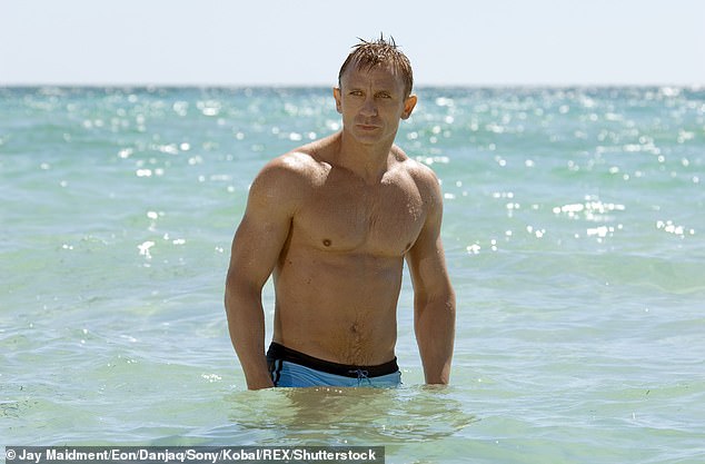 56-летний актер снялся в пяти фильмах о Бонде в период с 2006 по 2021 год, и теперь Дэниел признает, что фильмы, приносящие деньги, нанесли ему физический и эмоциональный урон.