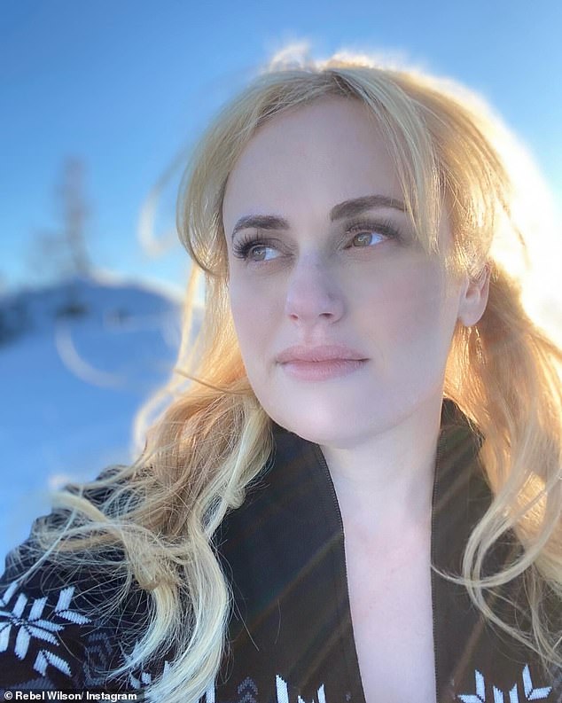 В понедельник утром 44-летняя актриса зашла в Instagram, чтобы показать свои фотографии, на которых она поднимается на заснеженную гору.