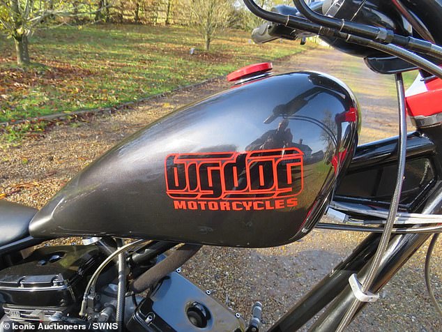 Он был построен компанией Big Dog Motorcycles в Канзасе в стиле «старой школы» жесткого хвостового чоппера.