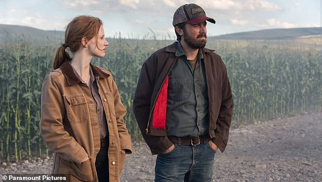 Лауреат премии «Оскар» Кейси Аффлек (справа) сыграл старую и злую версию Тома Купера в антиутопической драме с бюджетом в 165 миллионов долларов, которая только что вернулась в кинотеатры в честь 10-летия.