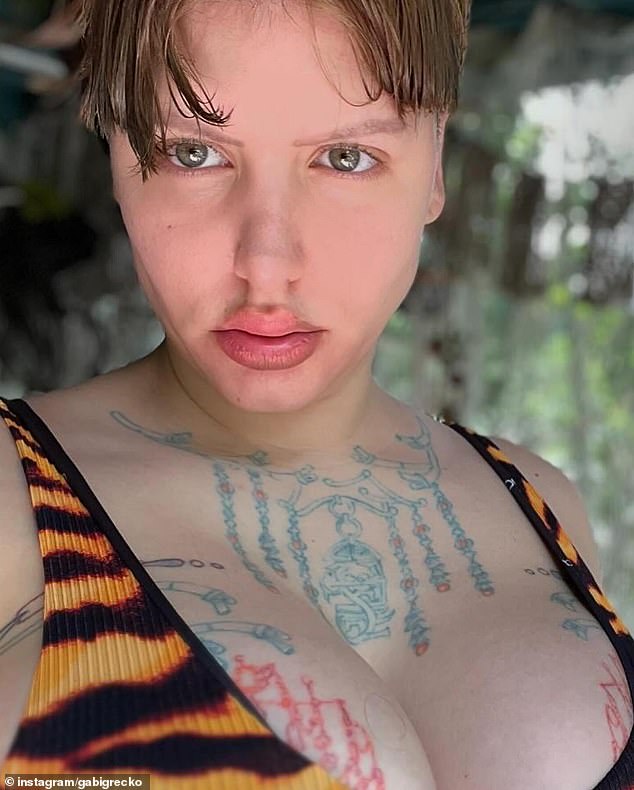 В настоящее время Габи, кажется, моделирует только в своих историях в Instagram, и неясно, чем она занимается на работе.