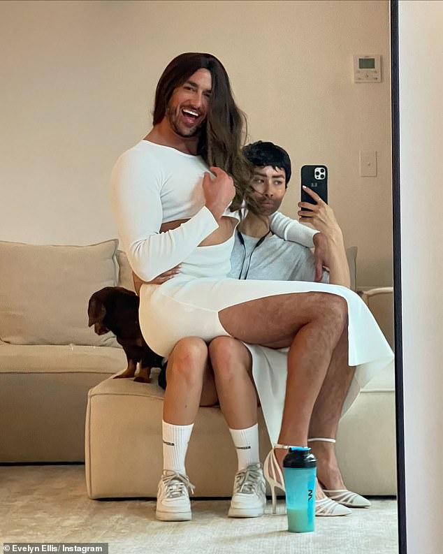 Одна дерзкая фотография заставила фанатов смеяться, когда Дункан игриво позирует в белом платье, на высоких каблуках и в парике, сидя на коленях у Эвелин.