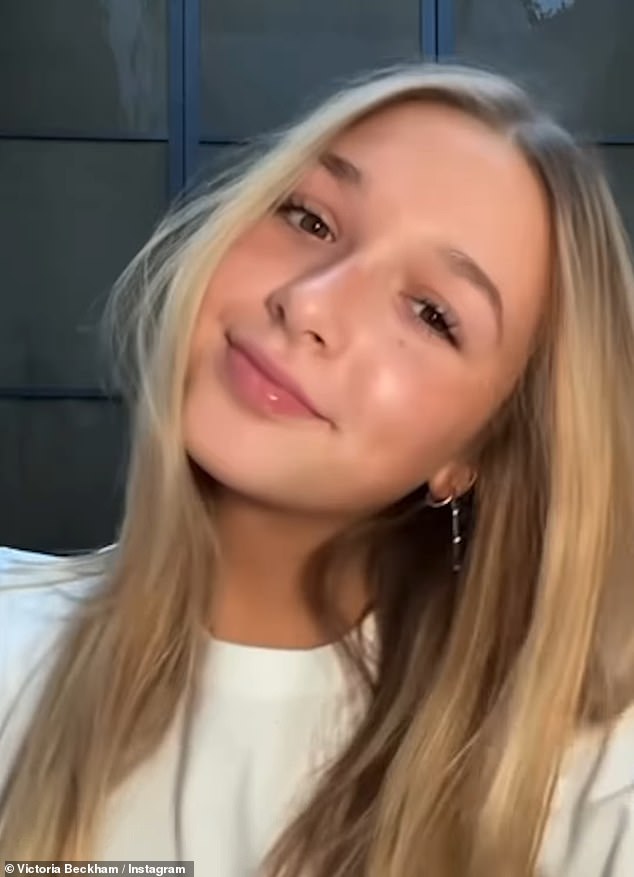 Виктория поделилась закулисным видео подготовки дочери в Instagram и TikTok, поскольку у Харпер пока нет собственных аккаунтов в социальных сетях.