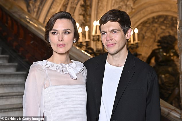 39-летняя актриса замужем за музыкантом Klaxons Джеймсом, 41 год, и у пары есть дети Эди, девять лет, и Далила, четыре года.