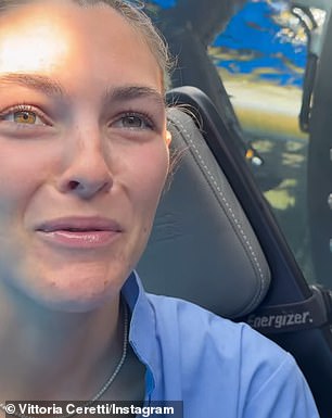 Она также поделилась видео, на котором с трепетом наблюдает, как рыбы плавают вокруг нее.