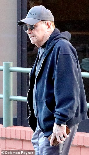 Он вел себя сдержанно в кепке с надписью «Оскар 95» и темных солнцезащитных очках.