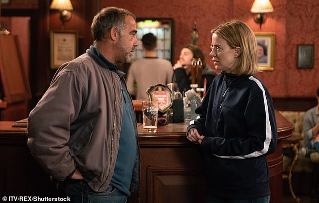 Майкл Ле Велл, 60 лет, который играет механика в сериале ITV, уже 41 год играет главную роль в сериале «Булыжники», но его персонажу скоро предстоит самая трудная битва (на фото с Салли Карман).