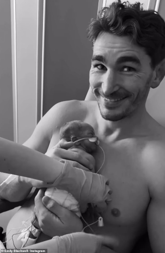 Ева Джун Олдершоу родилась 3 ноября на 10 недель раньше срока и была вынуждена провести несколько недель в инкубаторе, который Эмили описала как «самое тяжелое время» в жизни ее и Джордана.