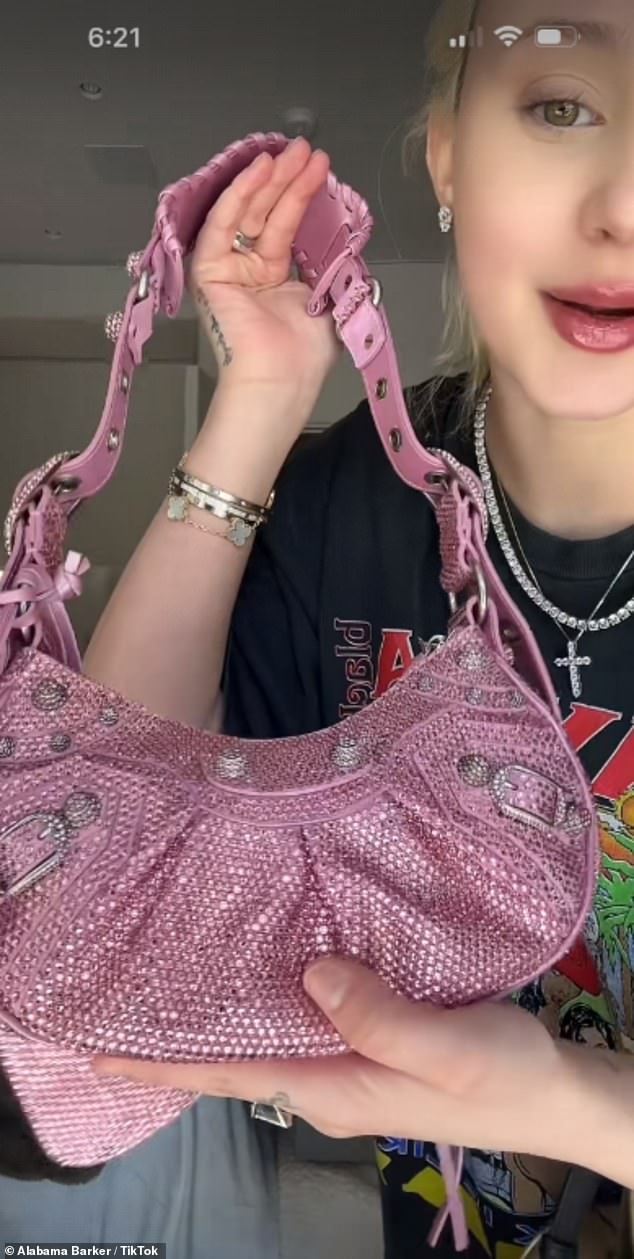 Алабама также была в восторге от «милой» мини-сумочки Prada из овчины (1390 долларов), которую, по ее словам, она будет хранить в своей машине, а также накидки для бассейна от Jean Paul Gaultier (360 долларов), ботинок Balenciaga (2850 долларов), винтажной куртки Roberto Cavalli ( 792 доллара), сумка-рюкзак Goyard (630 долларов), комбинезон Dolce and Gabbana (2345 долларов) и туфли на каблуках Gucci.