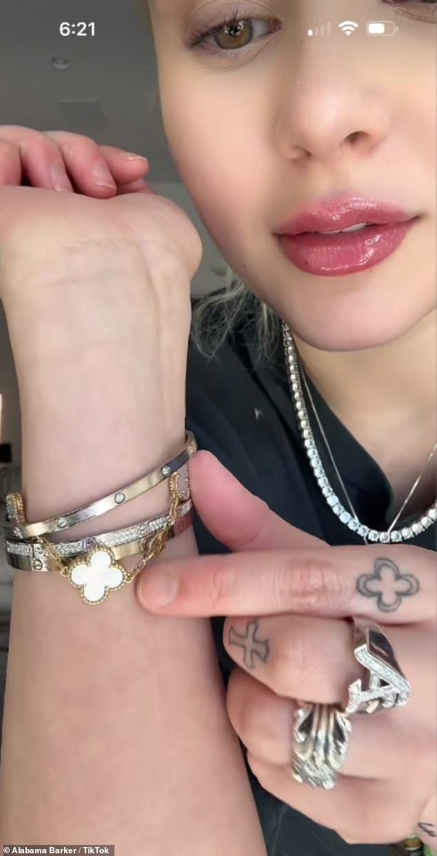 Одним из выдающихся достижений стал ее третий браслет Cartier Love от отца.
