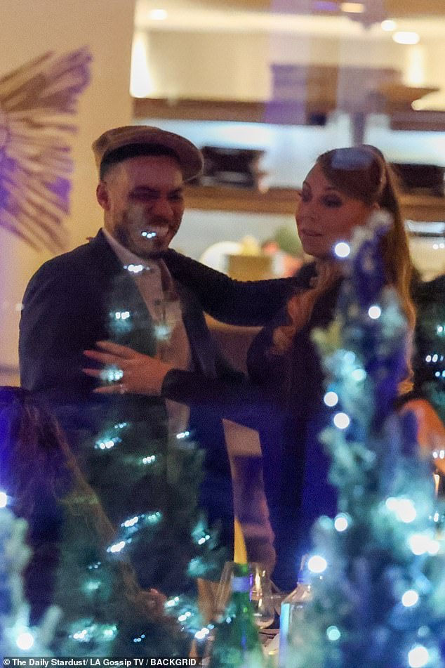 Дуэт устроил дружескую демонстрацию в ресторане.