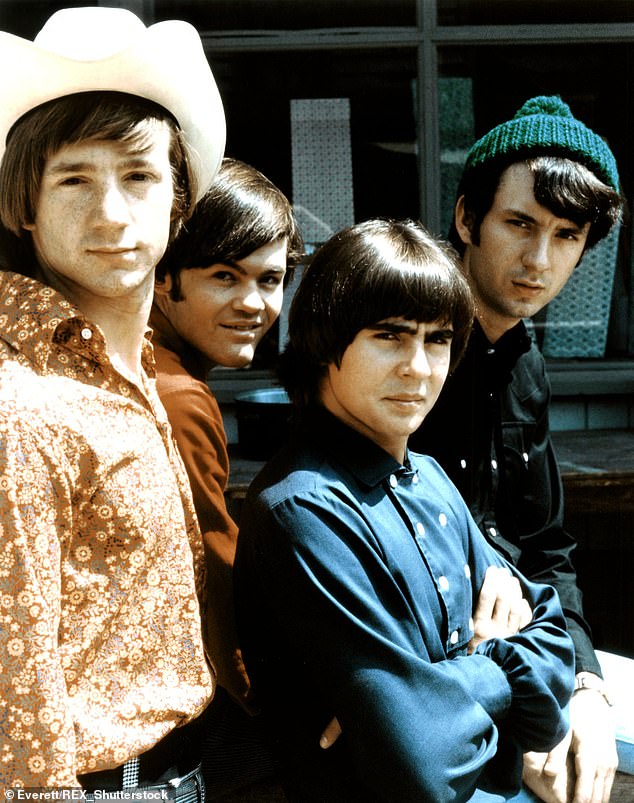 (Слева) Питер Торк, Микки Доленц, Дэви Джонс и Майкл Несмит из The Monkees, на фото 1966 года.