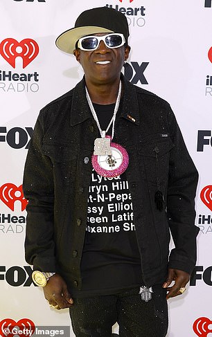 Flavor Flav разъясняет недавние замечания, которые он сделал о том, что поп-певец Чаппелл Роан «груб» с фанатами; Флава видели в апреле