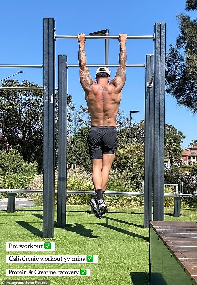 33-летний жизнерадостный детский артист разместил в Instagram фотографию, на которой он выставляет напоказ свое мускулистое тело в одних только коротких шортах во время тренировки в местном парке.