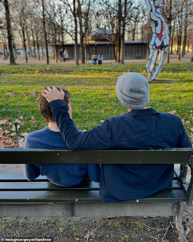 На одной из фотографий Крис и их 18-летний сын Мозес разделяют тихий момент, сидя на скамейке и отдыхая в парке.
