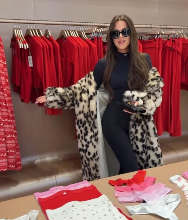 Хлое Кардашьян была замечена в магазине Selfridges в Лондоне в четверг.