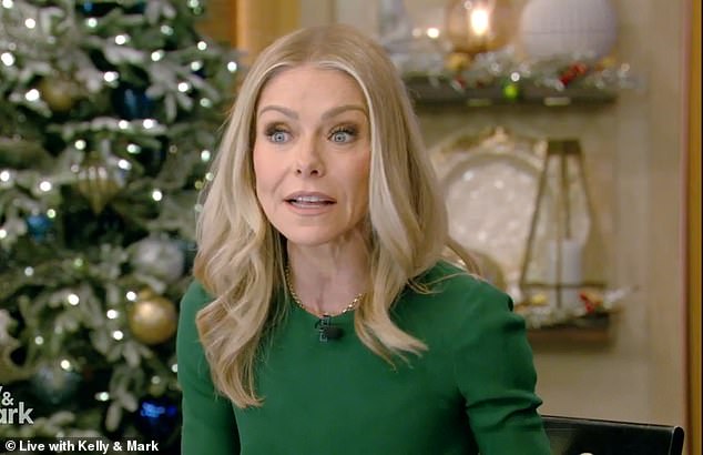54-летняя Келли Рипа в понедельник в выпуске Live with Kelly and Mark поделилась с гостем Кирой Найтли историей о своей третьей беременности.