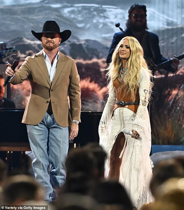 Кэрри и Коди Джонсон выступают на сцене 58-й ежегодной премии CMA Awards, которая проходит на Bridgestone Arena 20 ноября в Нэшвилле, штат Теннесси.