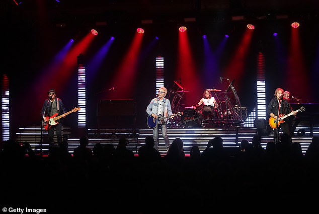 REO Speedwagon больше не будет вместе. После 57 лет совместной жизни группа объявила о своем расставании и отыграла свой последний концерт в Лас-Вегасе в субботу вечером (на фото в Скоттсдейле, Аризона, 15 декабря).