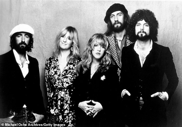Бэкингем — бывший участник легендарной рок-группы Fleetwood Mac; на фото с коллегами по группе Джоном Макви, Кристин МакВи, Стиви Никс, Миком Флитвудом в 1975 году.